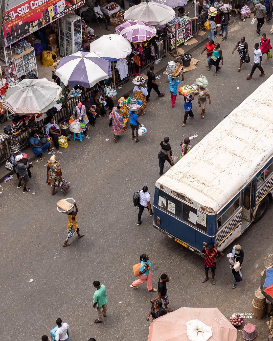 Trotros and traders in Makola